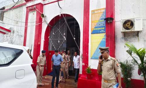 जौनपुर:- जिलाधिकारी एवं पुलिस अधीक्षक ने जिला कारागार का किया निरीक्षण।