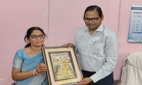 सम्मान समारोह कार्यक्रम से जब साधना श्रीवास्तव अपने पिता जी के साथ भावुकता के साथ घर गईं।
