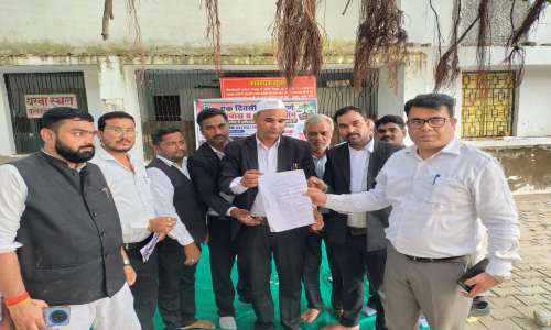 जौनपुर:- उत्तर प्रदेश में अधिवक्ता सुरक्षा अधिनियम लागू करने की मांग को लेकर अधिवक्ताओं का एकदिवसीय उपवास व धरना प्रदर्शन, सिटी मजिस्ट्रेट  को  सौंपा ज्ञापन।
