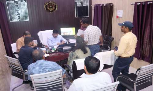 जिलाधिकारी डॉ0 दिनेश चंद्र ने  खण्ड विकास कार्यालय मछलीशहर का औचक निरीक्षण किया ।