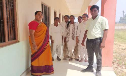 राष्ट्रीय सेवा योजना का विशेष शिविर:- राजेश कुमार महाविद्यालय मैं स्वयंसेवक व स्वयं सेविकाओं ने सफाई किया।