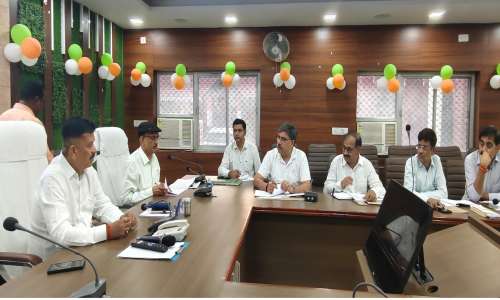 30 वर्ष से अधिक पुराने गावों में अंतिम अभिलेख बनाकर तत्काल चकबंदी प्रक्रिया हो समाप्त :-  जिलाधिकारी डॉ दिनेश चंद्र।