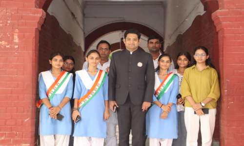 स्वतंत्रता दिवस के अवसर पर सराहनीय रंगोली के लिए जनक कुमारी इंटर कॉलेज के बच्चो को जिलाधिकारी जौनपुर ने किया सम्मानित।