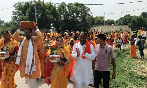 मृत्युंजय महादेव धाम उमरक्षा में निकली सात दिवसीय श्रीमद्भागवत महापुराण कथा से पूर्व कलशयात्रा।