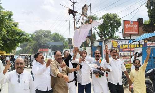 जौनपुर:-  मुख्य चुनाव आयुक्त ज्ञानेश का पुतला दहन कर कांग्रेसियों ने निकाला विरोध मार्च।