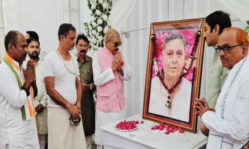 राज्यसभा सांसद प्रमोद तिवारी ने पूर्व मंत्री अरूण कुमार सिंह को दी श्रद्धांजलि।