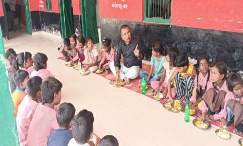 जौनपुर:- जिला बेसिक शिक्षा अधिकारी डॉ गोरखनाथ पटेल ने  विद्यालयों का औचक निरीक्षण कर बच्चों के साथ एम डी एम ग्रहण किया।