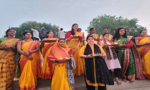 भाजपा महिला मोर्चा द्वारा अहिल्याबाई होलकर की स्मृति मे घाट की सफाई एव घाट सज्जा और गोमती आरती का कार्यक्रम की।