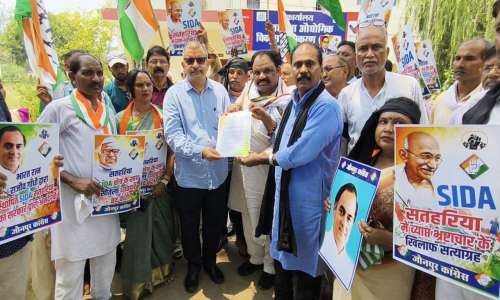 जौनपुर:- औद्योगिक क्षेत्र सतहरिया में व्याप्त अनियमितता के खिलाफ कांग्रेसियों ने किया प्रदर्शन।