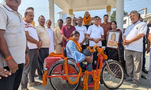दिव्यांग छात्रा को कृपाशंकर सिंह ने दिया ई ट्राइसाइकिल।