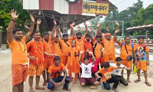 रिमझिम फुहारों के बीच तखागंज से बाबा वैद्यनाथ धाम के लिए रवाना हुआ विशाल कांवड़िया जत्था