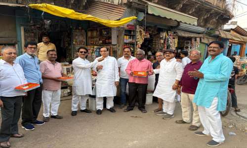 सरकार द्वारा खाद्य लाइसेंस अब आजीवन वैध की घोषणा , व्यापारियों ने मिष्ठान बांटते हुए खुशी व्यक्त की।