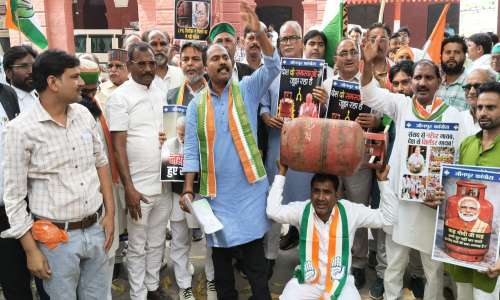 जौनपुर में रसोई गैस की किल्लत और मूल्य वृद्धि के खिलाफ कांग्रेसियों ने किया प्रदर्शन।