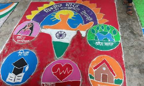 सेवा संकल्प अभियान के तहत सेवा रंग कार्यक्रम में भव्य रंगोली का निर्माण।
