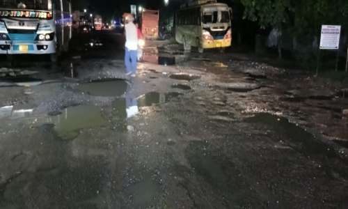 कावड़ यात्रा मार्ग की जर्जर हालत,योगी सरकार के दिशा-निर्देशों का नहीं हो रहा पालन।