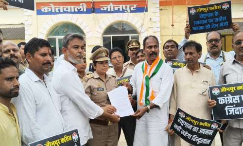 राष्ट्रगान का अपमान किए जाने पर कांग्रेसियों ने विधानसभा अध्यक्ष सतीश महाना के खिलाफ एफआईआर दर्ज कराने के लिए सौंपा पत्रक।