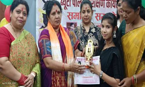 निःशुल्क सौंदर्य प्रशिक्षण ग्रामीण क्षेत्र की बच्चियों और महिलाओ के लिए अतुल्य वेल्फेयर ट्रस्ट की एक शानदार पहल है : - मनोरमा मौर्या।