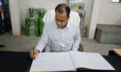कुशीनगर:- नवागत जिलाधिकारी रमेश रंजन ने आज वरिष्ठ कोषाधिकारी कार्यालय में पहुंचकर  विधिवत कार्यभार ग्रहण किया।