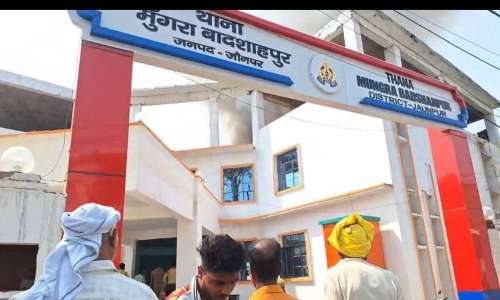 मुंगराबादशाहपुर थाने में पटाखों ने पकड़ी आग ने दिखाई भयानक तस्वीर, अग्निशमन दल ने पाया अग्नि पर काबू।