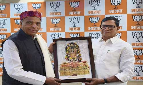 पूर्व मुख्यमंत्री एवं सांसद जगदंबिका पाल का कृपाशंकर सिंह ने किया स्वागत।