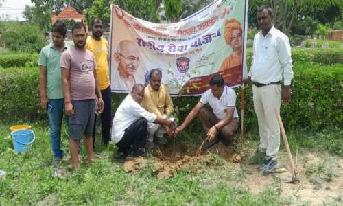 एक पेड़ माँ के नाम अभियान के तहत बयालसी महाविद्यालय में फलदार वृक्षों का रोपण।