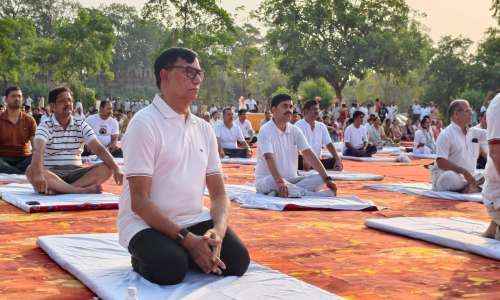 योग करने से शरीर और मन स्वस्थ रहता है :- कृपाशंकर सिंह ।