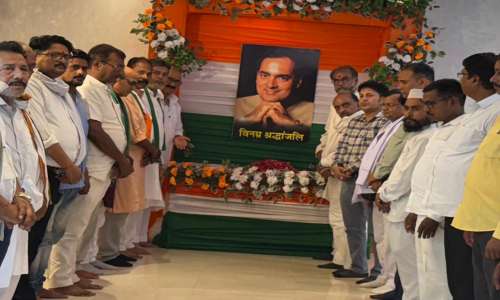 जौनपुर में कांग्रेसियों ने मनाई पूर्व प्रधानमंत्री स्वर्गीय राजीव गांधी जी की पुण्यतिथि।