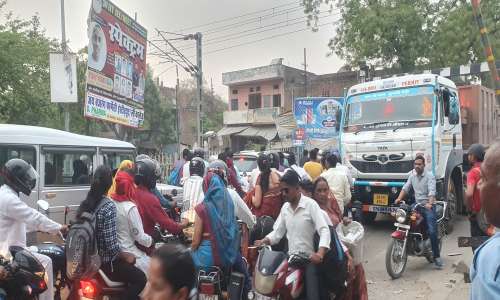 मुंगराबादशाहपुर में ट्रैफिक व्यवस्था पूरी तरह ध्वस्त, पुलिस अपने में मस्त।