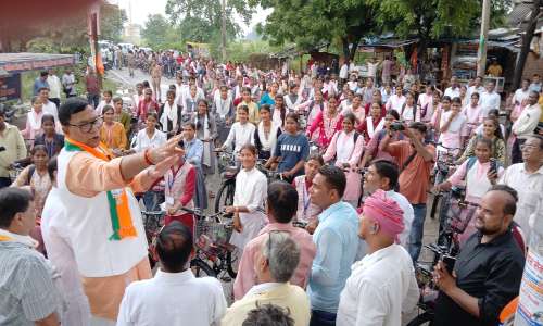 मोदी के जन्मदिन पर कृपाशंकर सिंह ने 176 छात्राओं को बांटी साइकिल , सीमा द्विवेदी ने कहा :- चुनाव हारने के बाद भी कृपाशंकर सिंह का जनसेवा जारी ।