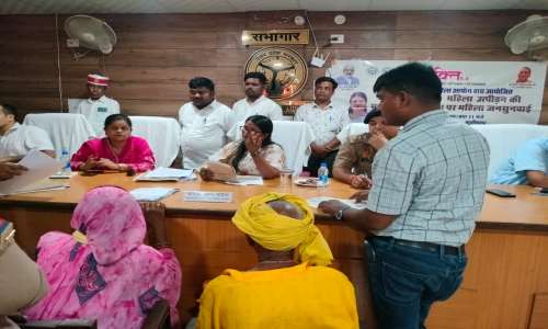 महिला सशक्तिकरण व योजनाओं की हकीकत जानने कुशीनगर पहुंचीं महिला आयोग की सदस्या।