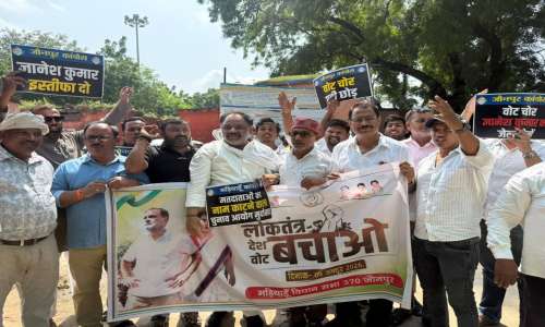 मड़ियाहूं में  कांग्रेसियों ने उप जिलाधिकारी को सौंपा ज्ञापन।