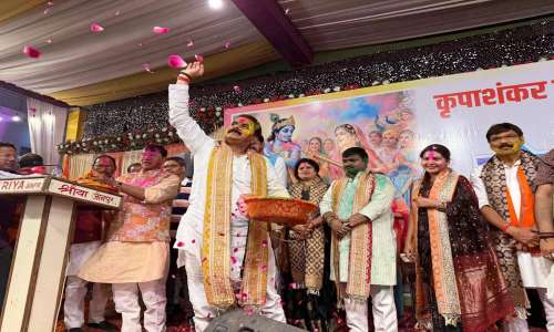 जौनपुर के होली मिलन में उडे गुलाल,फूलों की पंखुड़ियां, बिखरे सौहार्द के रंग।