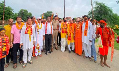 बुंदेलखंड की ऐतिहासिक कावड़ यात्रा में हजारों की संख्या में उमड़ा जनसैलाब।